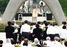 Hiroşima'nın anısına 50 bin kişi toplandı 

