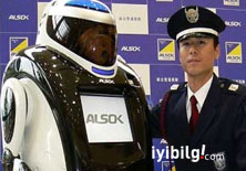 Arananları tanıyan robot polis