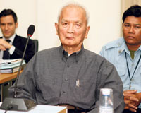 Kızıl Kmer lideri, ilk kez kurbanlarıyla yüzleşti  
