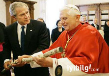 Kokusu sonra çıkar: Papa, Bush