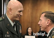 Petraeus gidiyor, 'çuvalcı' geliyor