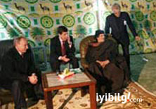 Kaddafi'nin çadırında çay keyfi 
