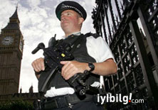 İngiliz polisinden gece baskını