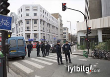 Polis Paris'teki sinagogu boşalttı