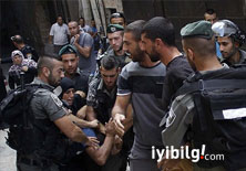 İsrail askerleri yasağa direnen cemaate saldırdı
