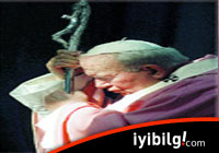 Papaz, cami için kilisesinde bağış topluyor