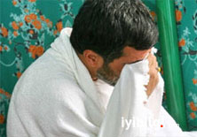 Ahmedinejad gözyaşları içinde    
