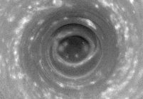 Satürn'de dev kasırga