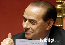 Berlusconi Kaddafi'ye sert çıktı
