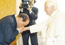 Berlusconi, Papa'nın elini neden öptü?

