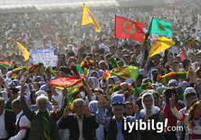 PKK bayrakları ile karşılanıyorlar