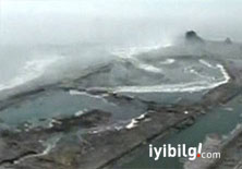 Dev tsunami dalgaları sahilleri vurdu
