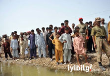 Pakistan halkı, sel adacıklarında yaşıyor  
