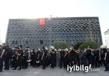 Polis pankartları kaldırmak için Taksim'e girdi
