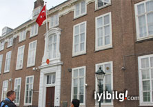 Hollanda'da Türkiye Büyükelçiliği'ne saldırı